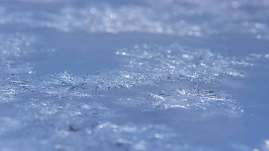 窗户上的冷冻水创造了银色美丽的蓝色装饰装饰品。