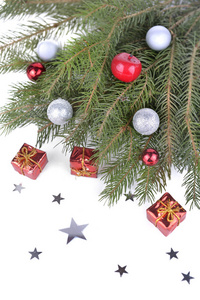 在冷杉树上的圣诞诱饵，树枝上的礼物和白色背景上的星星