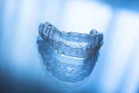 隐形透明牙齿矫直器用于正畸牙医治疗作为现代美学支架。