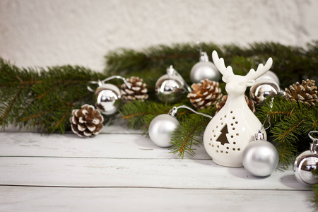 圣诞作文。 圣诞礼物冷杉树枝编织毛毯白色木制背景。