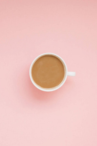 创意秋季平躺在头顶上观看咖啡牛奶拿铁杯在千禧年粉红色背景复制空间最小的风格。 女性博客社交媒体秋季季模板