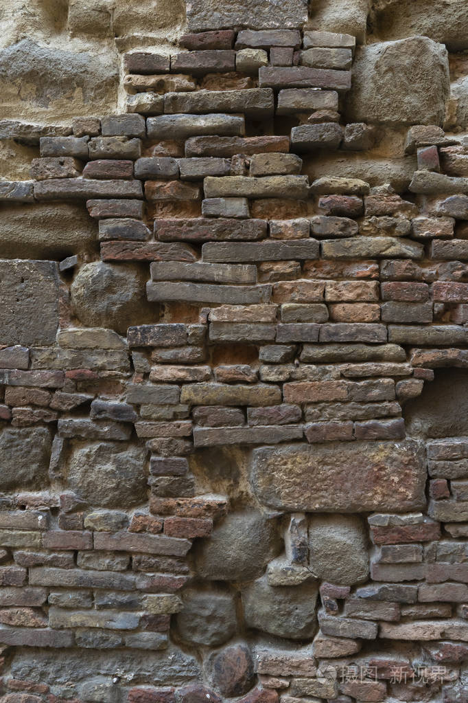 由不规则的石头和砖块组成的乡村墙