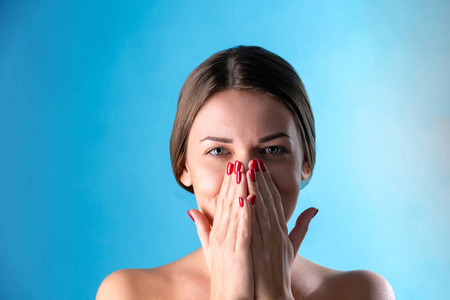 笑从她的心脏底部, 用双手捂张大的嘴照片