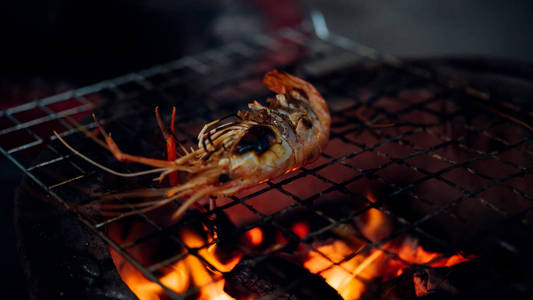 烤虾巨型淡水虾，用木炭烤制，在泰国曼谷的泰国街头食品市场或餐馆出售