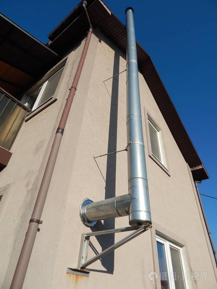 安装一个燃烧木头的炉子烟囱