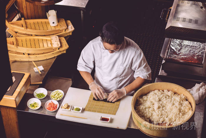 经验丰富的厨师准备寿司在厨房