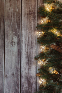 木制桌子，有圣诞装饰品和花环绿色云杉树枝。 文本地点