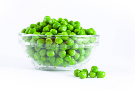 板上的绿豌豆绿豌豆在玻璃板上隔离照片