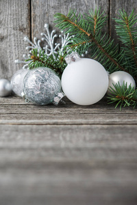 白色和银色圣诞装饰旧灰色木制背景