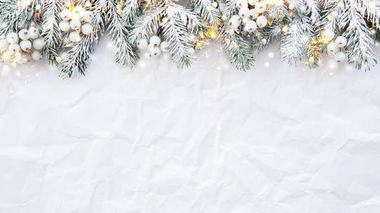圣诞节背景与圣诞树白色折痕背景。 圣诞快乐贺卡框横幅。 寒假主题。 新年快乐。 文本空间。 平躺着