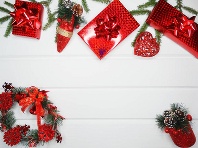 圣诞节背景和装饰与冷杉树枝礼品盒在白色木板上