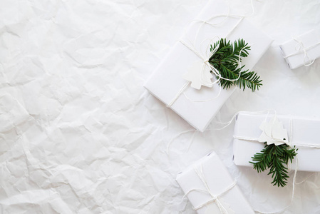 圣诞白色手工礼盒白色皱褶背景顶部视图。 圣诞贺卡框架。 冬季圣诞节假期主题。 新年快乐。 平躺着