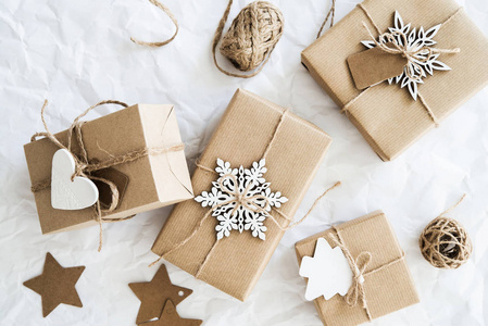 圣诞手工礼品盒白色皱褶背景顶部视图。 圣诞贺卡框架。 冬季圣诞节假期主题。 新年快乐。 平躺着