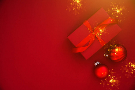 圣诞快乐和节日快乐贺卡框横幅。 新年。 圣诞红色手工礼品礼物红色背景顶部视图。 寒假主题。 平躺着。