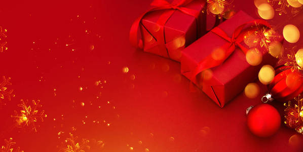 圣诞快乐和节日快乐贺卡框横幅。 新年。 圣诞红色手工礼品礼物红色背景顶部视图。 寒假主题。 平躺着。