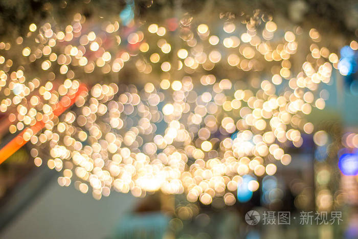 圣诞照明购物中心装饰精美。 背景模糊
