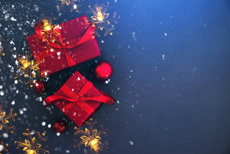 圣诞快乐和节日快乐贺卡框横幅。 新年。 圣诞节红色手工礼品礼物蓝色背景顶部视图。 寒假主题。 平躺着。