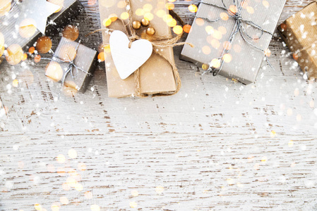 圣诞快乐和节日快乐贺卡框横幅。 新年。 圣诞手工礼品礼物在旧的白色木材背景顶部视图。 寒假主题。 平躺着。