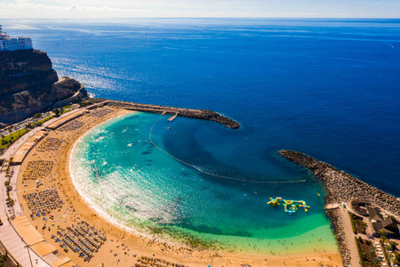 西班牙格拉纳里亚岛上阿马多尔斯海滩的鸟瞰图。 岛上最美丽的海滩。