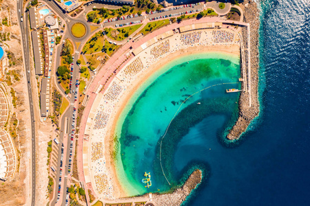 西班牙格拉纳里亚岛上阿马多尔斯海滩的鸟瞰图。 岛上最美丽的海滩。