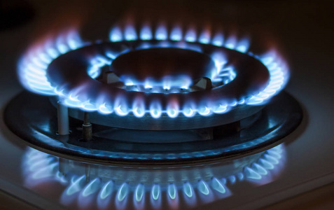 燃烧火焰丙烷气体的煤气灶.照片