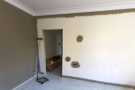 装修工作中分隔室的内部。 用深色油漆粉刷墙壁。