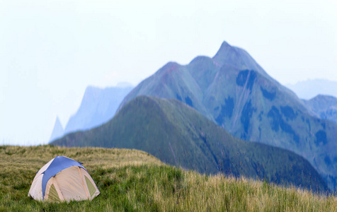 带旅游帐篷的山景。 日出或日落在山上。 徒步旅行概念。
