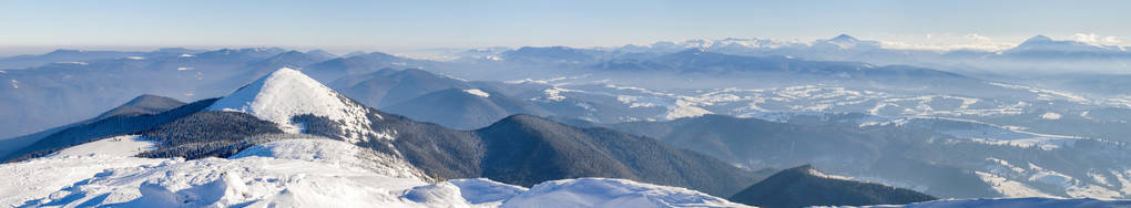 冬季山脉景观全景。 白雪覆盖的山岭