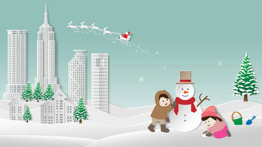 纸折叠艺术折纸风格矢量插图。 圣诞快乐，新年快乐。 孩子们在雪地上堆雪人。 冬季夜空与圣诞老人克劳斯驯鹿的城市背景。