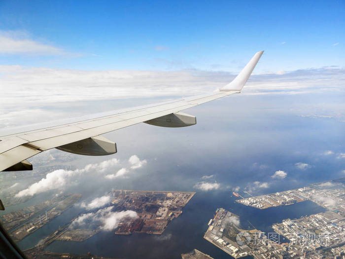 机翼飞机向外面看下面是日本