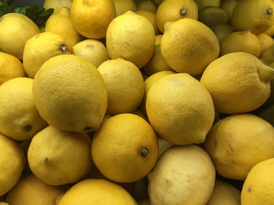 超市区域柠檬的顶部视图,在超市货架上的新鲜蔬菜区放大销售照片