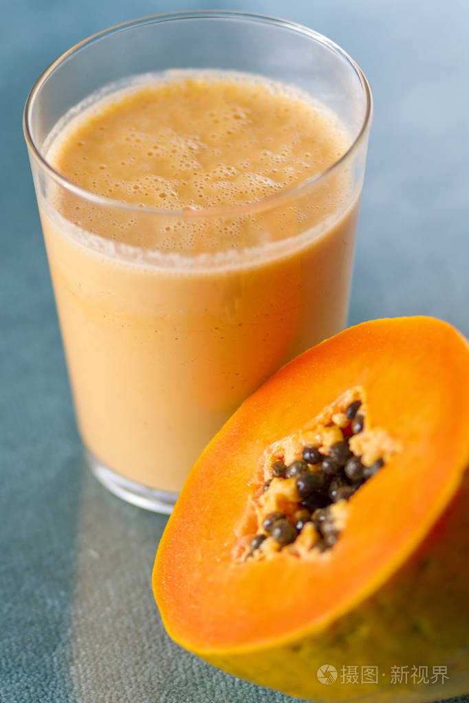 新鲜木瓜冰沙从家庭搅拌机