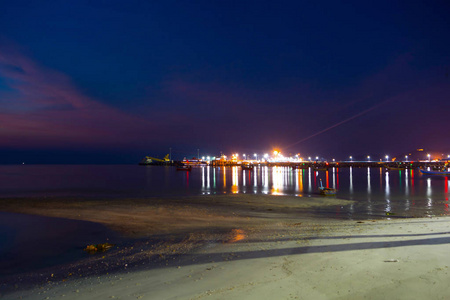 黄昏，天空，风景，从海滩，沙滩，海滨海港的沙滩上眺望，灯光照耀着水