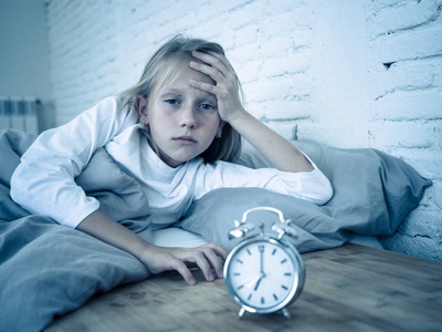 不得不醒来,但在烦恼中感到疲倦,失眠,睡不着,夜惊,睡眠障碍,儿童失眠