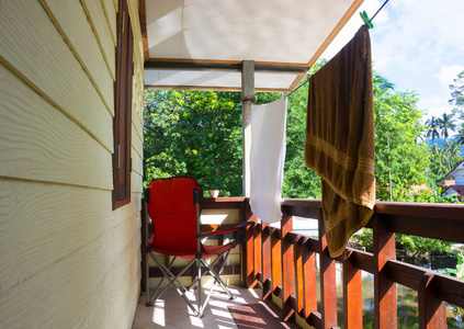 老式的乐透老式老房子二楼阳台阳光透景侧景,晴天时眺望照片