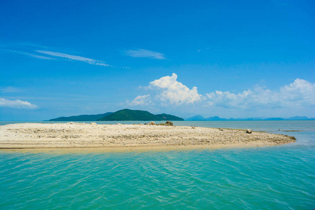 海滩沙岸海边阳光明媚的蓝天云在海洋背景的岛屿上