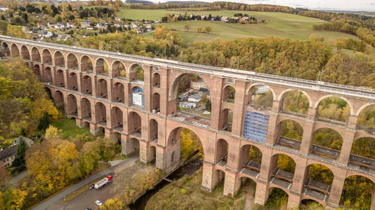 德国最大的砖桥netzschkauvogtland的goeltzschtalbruecke的鸟瞰图