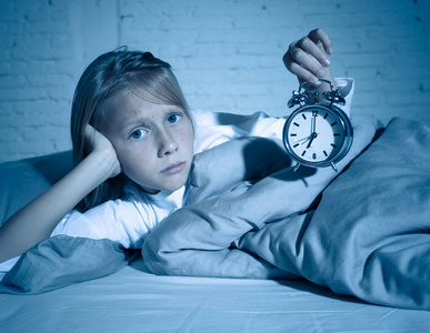 不得不醒来,但在烦恼中感到疲倦,失眠,睡不着,夜惊,睡眠障碍,儿童失眠