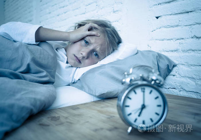 不得不醒来,但在烦恼中感到疲倦,失眠,睡不着,夜惊,睡眠障碍,儿童失眠