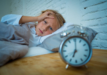 不得不醒来,但在烦恼中感到疲倦,失眠,睡不着,夜惊,睡眠障碍,儿童失眠