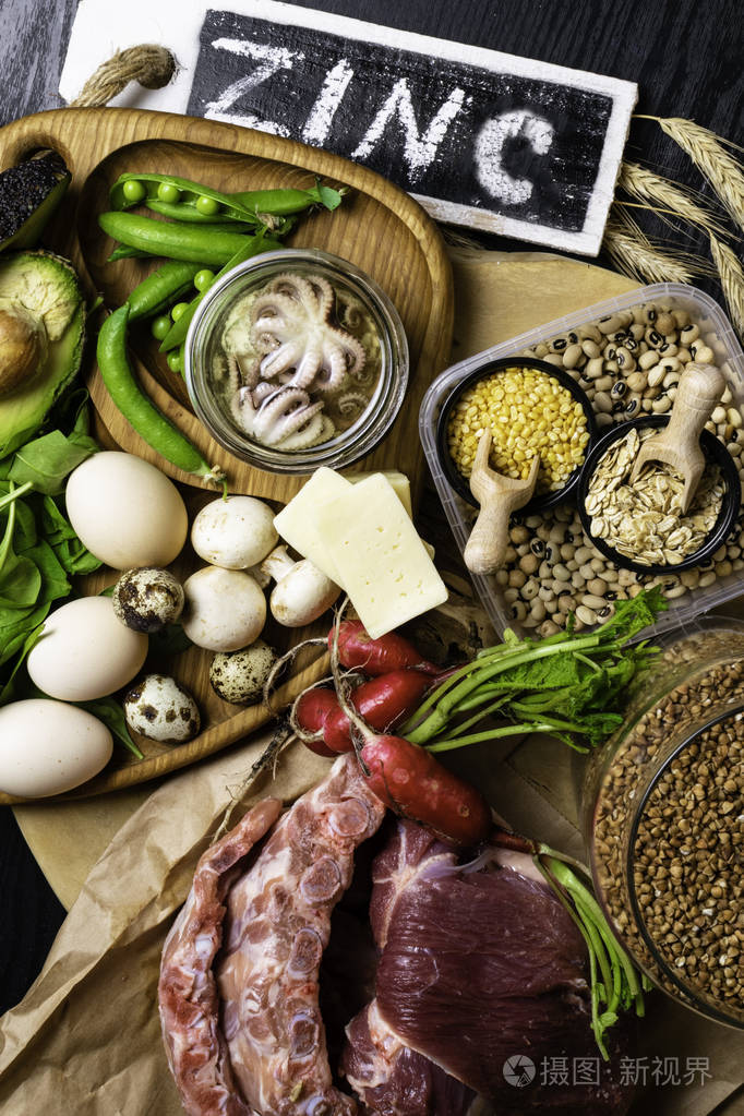 含锌高的食物如章鱼牛肉荞麦黄奶酪菠菜蘑菇豆萝卜鸡蛋顶部视图