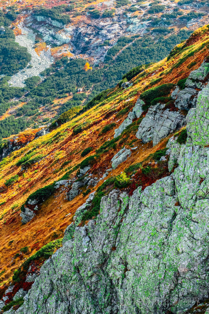 高山河谷风景秋自然. 秋天的季节在山上的景观.