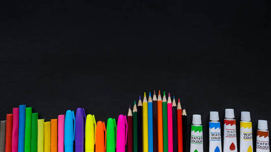 学校用品模型在黑板背景与共空间。 彩色铅笔钢笔剪刀记事本字母数字画笔夹子橡皮擦和其他文具