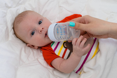 新生婴儿婴儿饮料瓶奶瓶喂养。 母乳喂养或幼儿发展概念