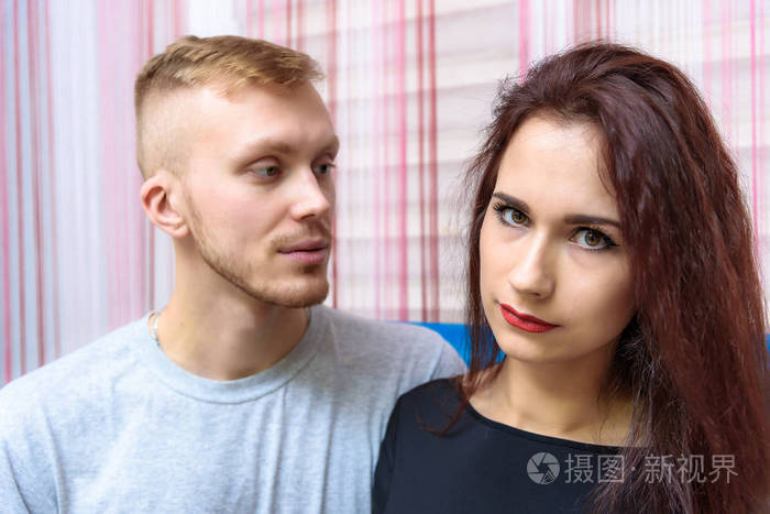 他们坐在对面,看上去很不高兴.