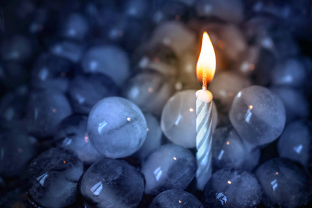 对立面. 冰和火. 冰球之间燃烧着孤独的蜡烛.