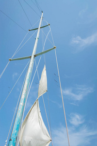 逆天帆船的白帆。 江帆帆船在风中迎着蓝天