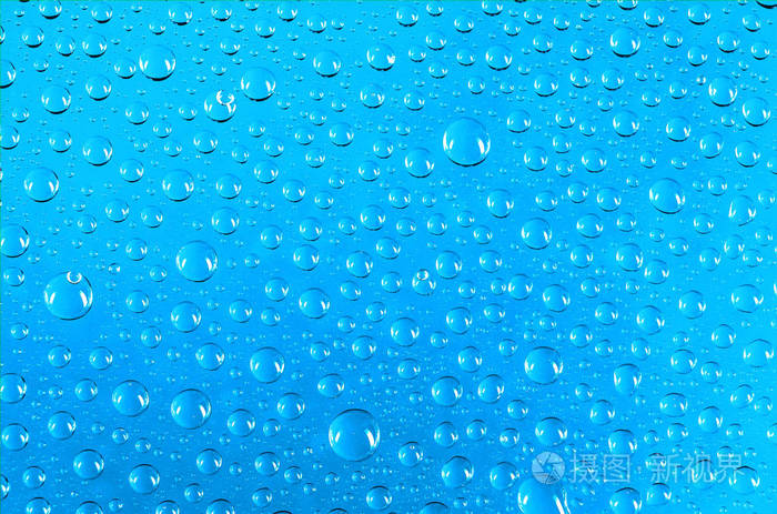 清澈的水滴透明,在彩色背景蓝色上反射光线照片-正版商用图片14689v-