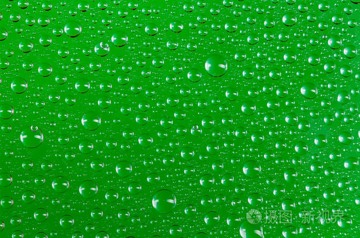 清澈的水滴透明,在彩色的背景上反射光线