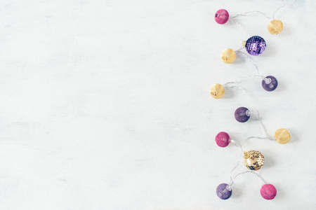 圣诞节节日节日主题与金色粉红色紫罗兰球领导花环和金色和紫色圣诞装饰。 圣诞节构图装饰平躺顶景复制